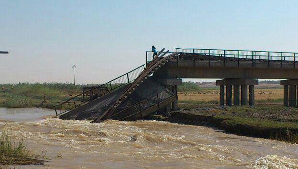بالصور.. التحالف الدولي يدمر 7 جسور في مدينة الرقة